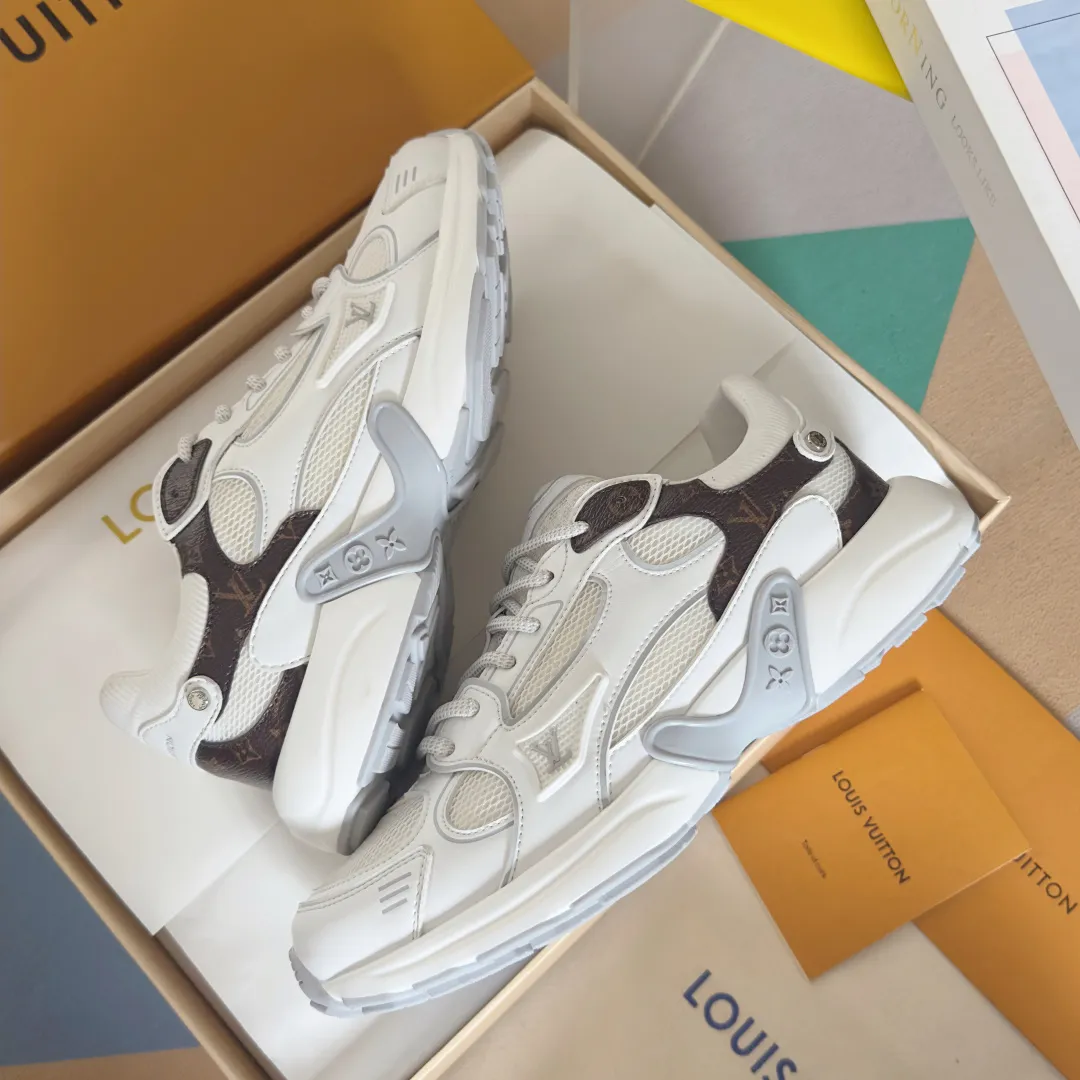 Top version: Couple model 640💰 LV Louis Vuitton L House Donkey Brand Latest Olympia Series Couple Model Silver Horn King Casual Sports Shoes Running Shoes This LV Olympia sports shoe combines mesh fabric and metallic synthetic leather and other technical fabrics to reinterpret the classic running shoe design with a neat and simple design. Lightweight EVA outsole provides a stretchy fit. Rich details such as Monogram embossing and LV letters establish recognition. Exquisite packaging at the delivery counter🛍📦 ▪️Fabric: original imported technical fabric + mesh ▪️Inner lining: original customized breathable mesh ▪️Sole: original molded rubber foam material ▪️Sole thickness: 3.5CM ▪️Size: women's 35-40 / men's 39-44